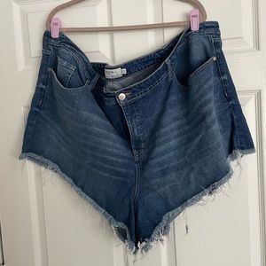 TORRID DENIM SHORTS SIZE 30